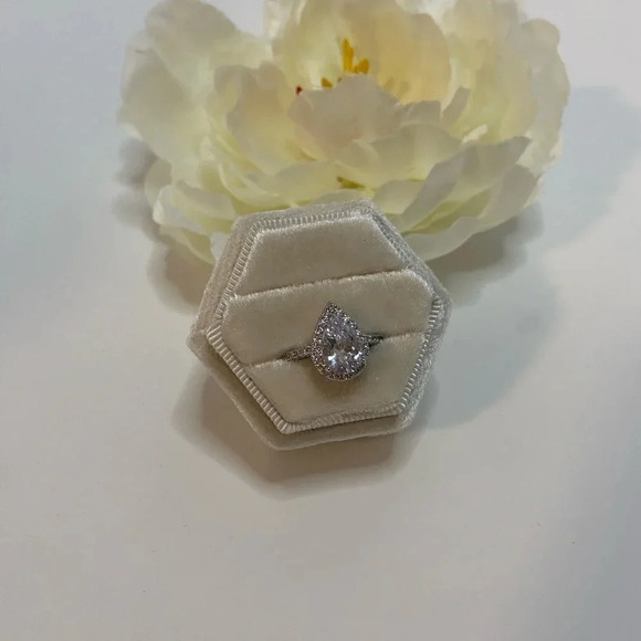 💚 MRS velvet wedding ring box - Picture 3 of 4